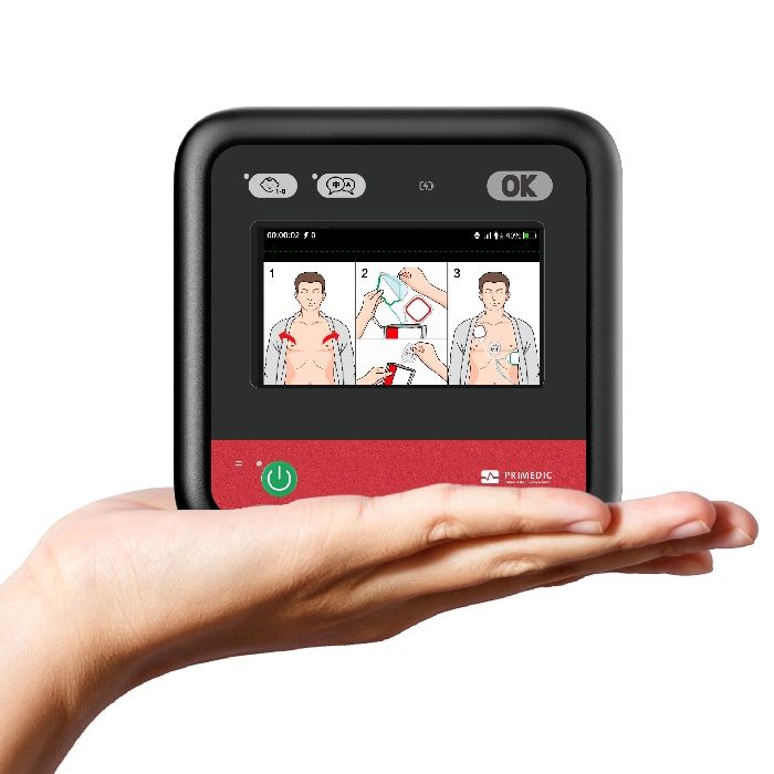 Primedic myPAD Connect fully automatic in hand